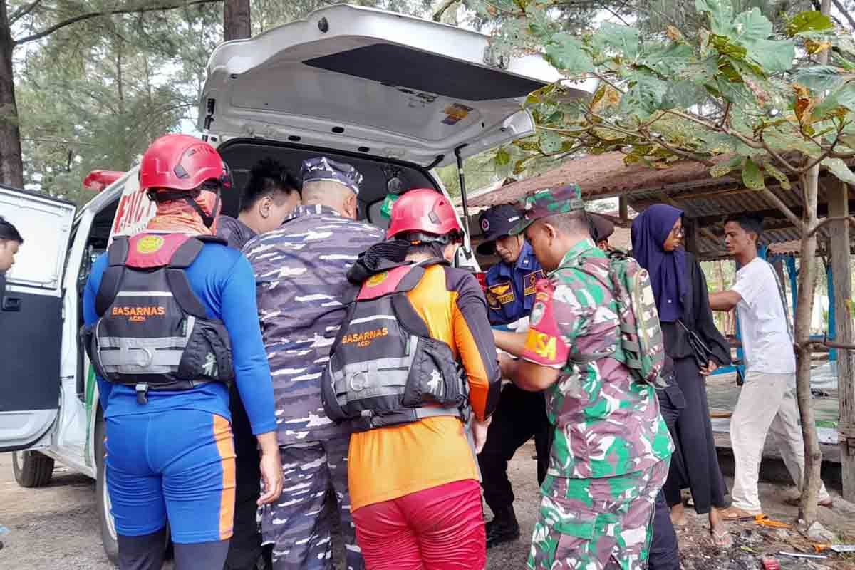 Basarnas evakuasi jenazah korban terseret arus di Aceh Besar