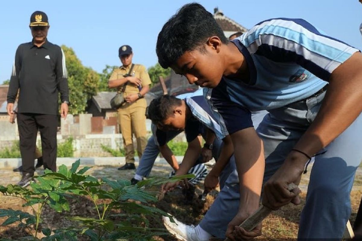 Ratusan siswa Kota Madiun tanam bibit pohon cegah bencana