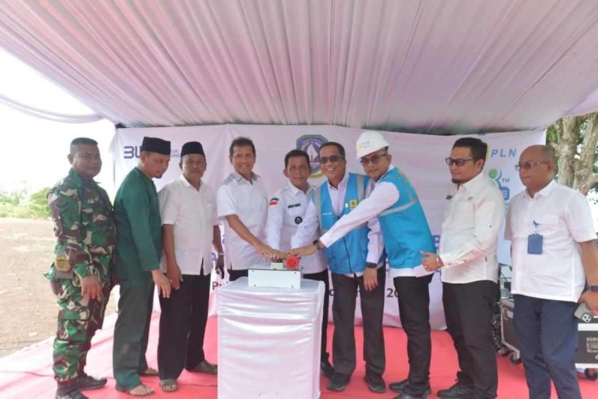 Gubernur Ansar resmikan PLTS di Pulau Panjang Batam