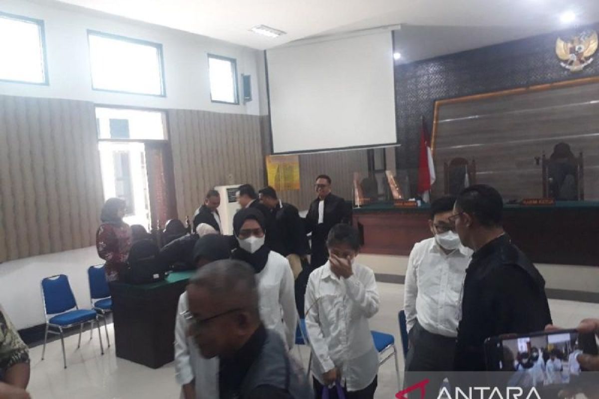 Empat terdakwa kasus obat sirup di Kediri divonis dua tahun penjara