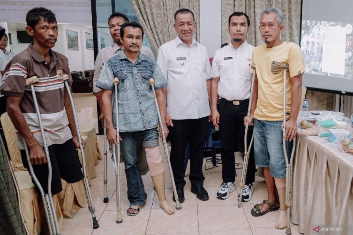 Bupati Rusma Yul Anwar salurkan bantuan kaki palsu kepada Penyandang Disabilitas