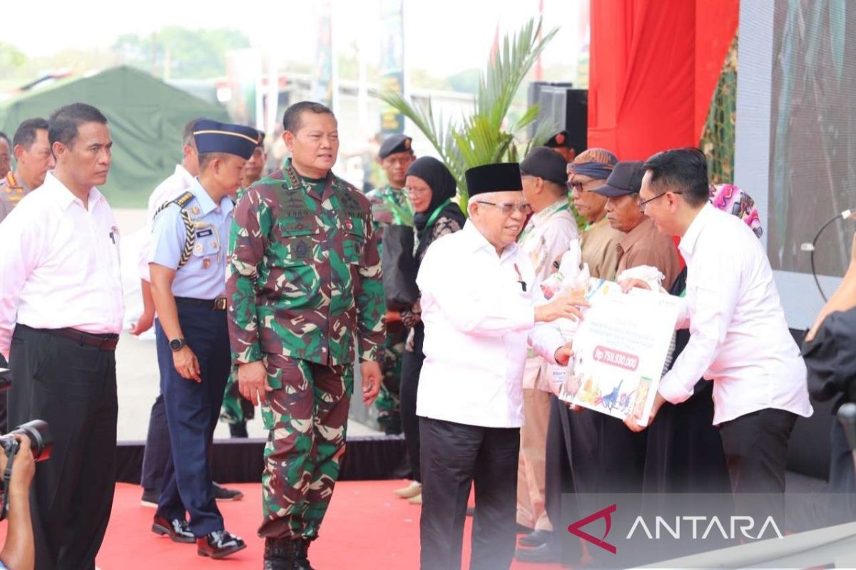 Bupati Bekasi mendampingi Wapres meluncurkan gerakan ketahanan pangan