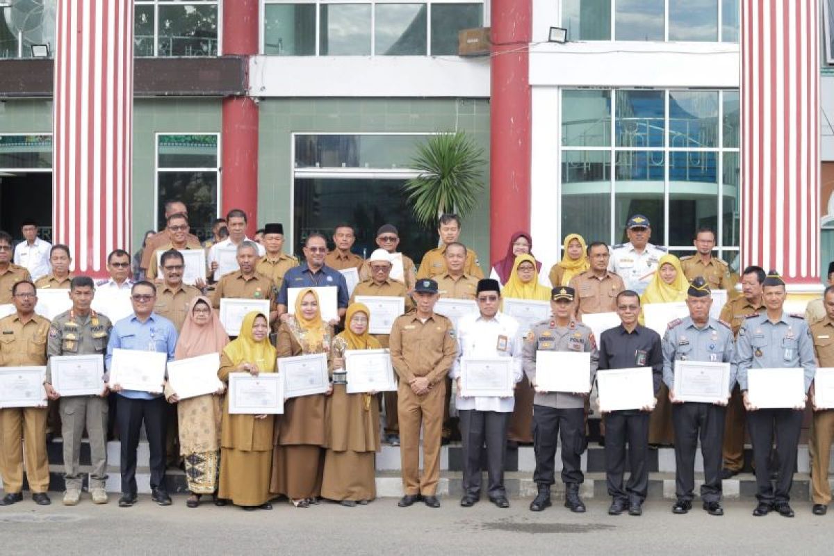 Sekda Pesisir Selatan serahkan Penghargaan KLA pada sejumlah pihak