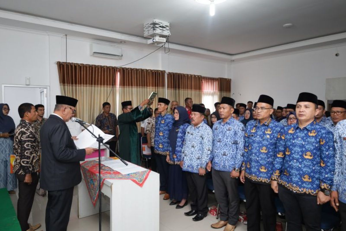 Bupati Rusma Yul Anwar lantik 44 Pejabat Eselon III dan IV