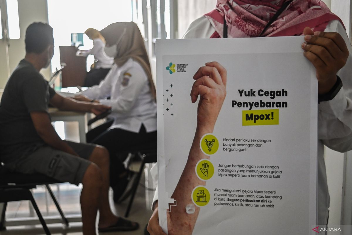Sudin Kesehatan Jaktim vaksin 97 orang cegah penyebaran cacar monyet