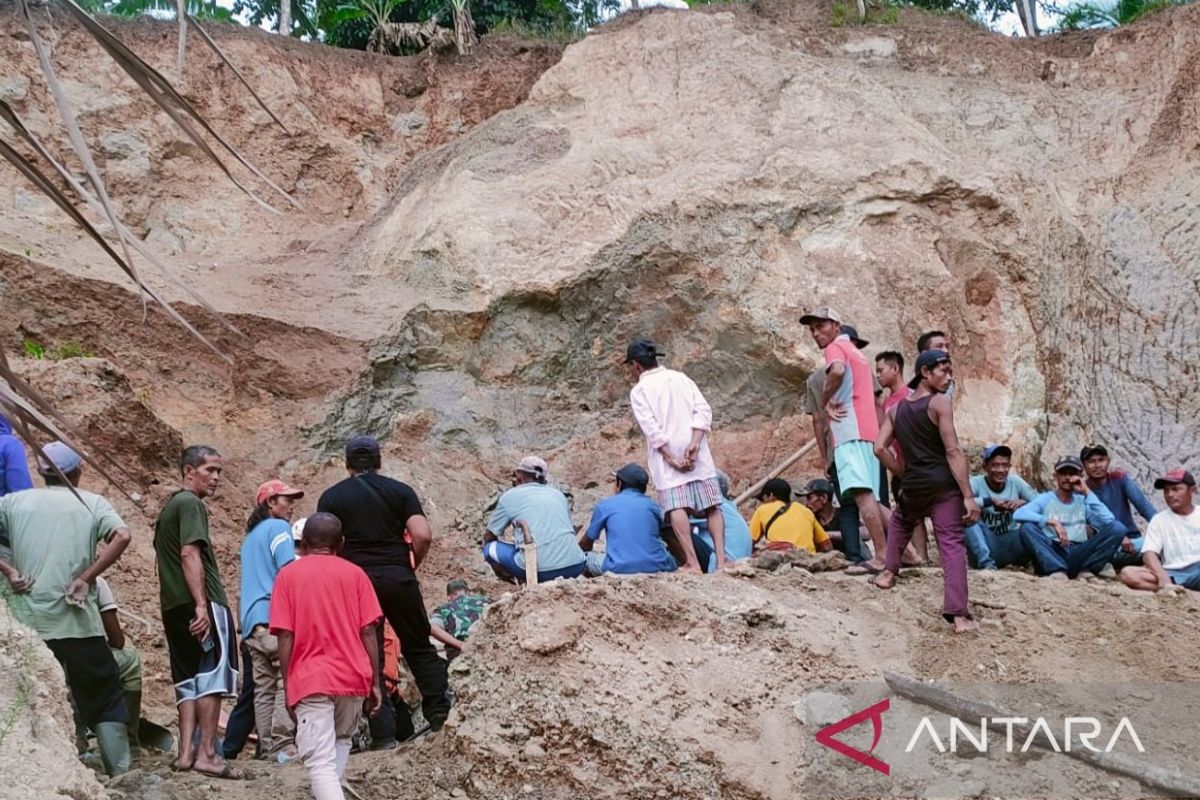 Tambang pasir di Cilutung Sukabumi longsor timbun penambang