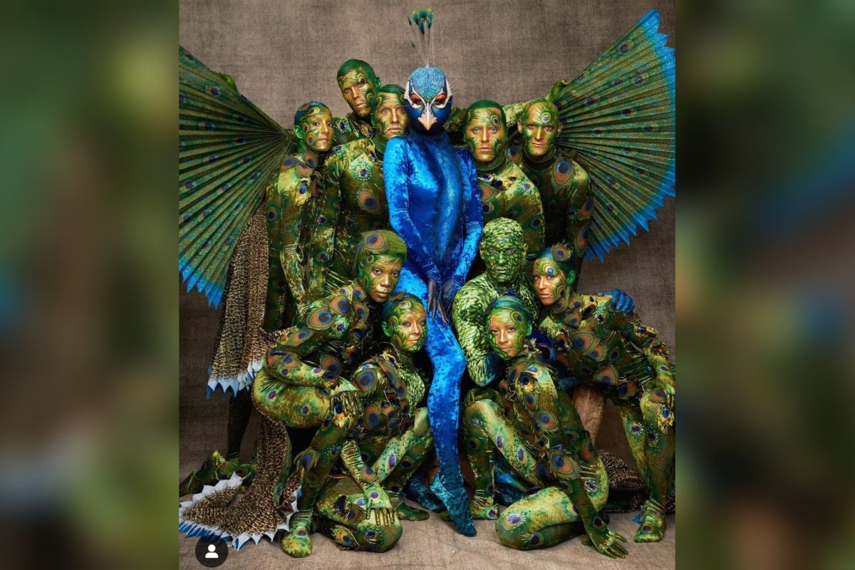 Heidi Klum berubah menjadi burung merak untuk Halloween 2023