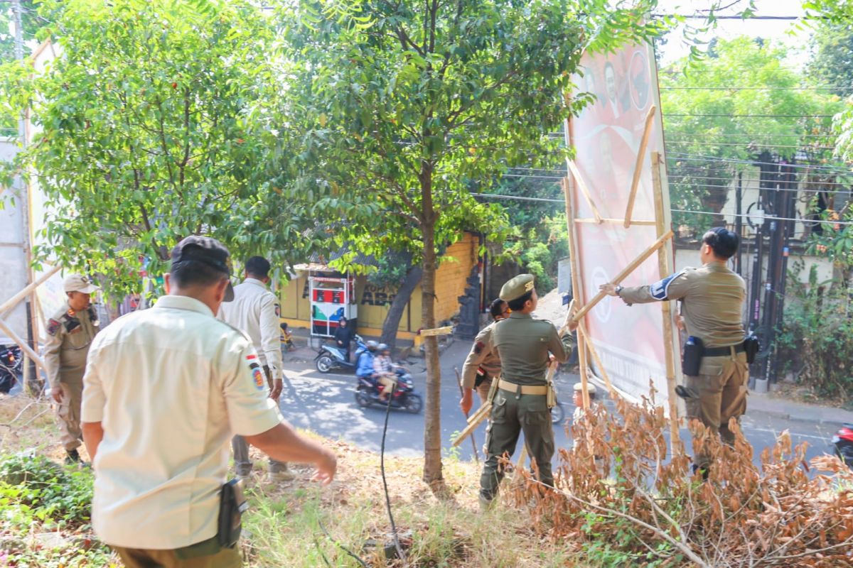 Satpol PP Buleleng tertibkan baliho ganggu kenyamanan ruang publik