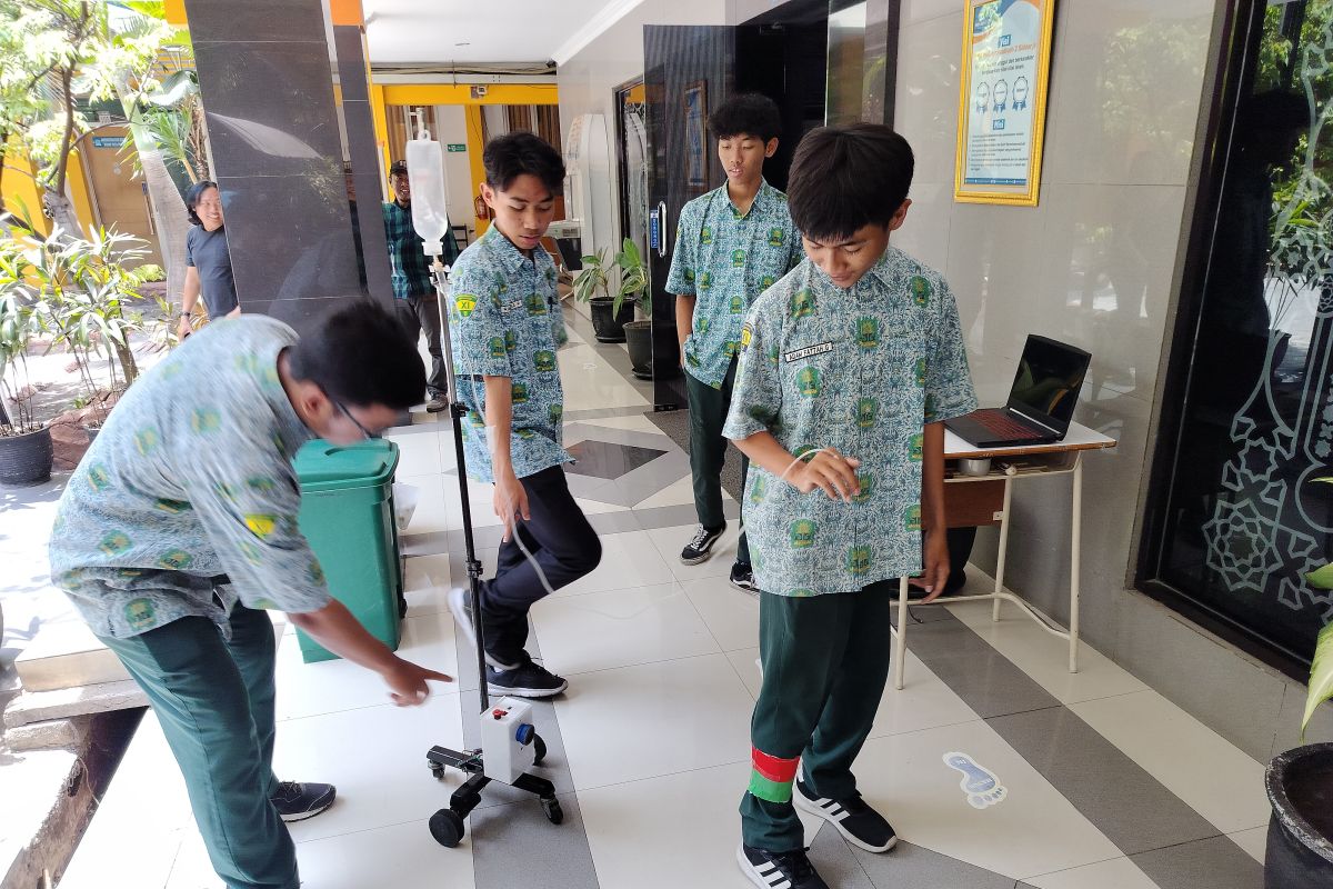 Robot karya siswa Smamda Sidoarjo juara di Malaysia