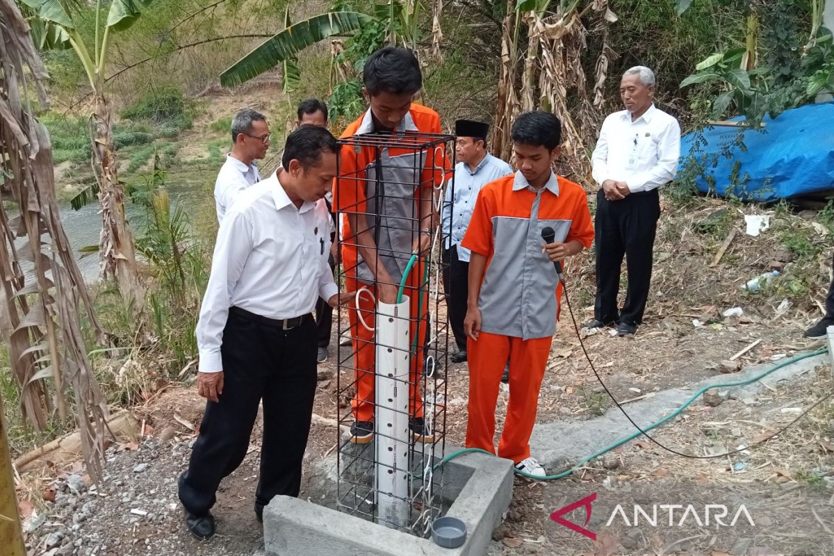SMKN Pundong Bantul memasang alat detektor banjir di tepi Sungai Oya