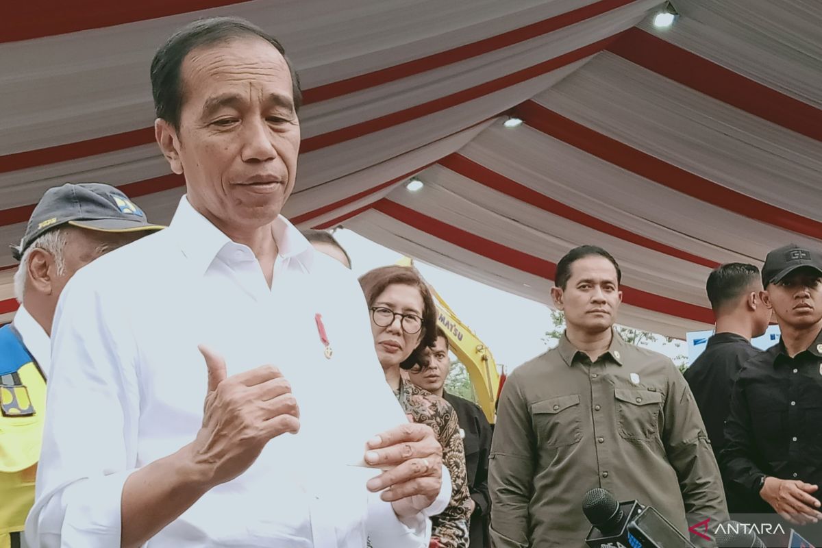 Presiden Jokowi letakkan batu pertama PLTS IKN