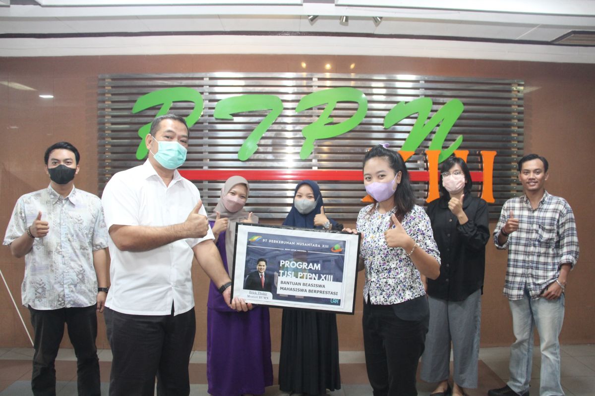 Holding Perkebunan berikan beasiswa kepada mahasiswa di Kalimantan