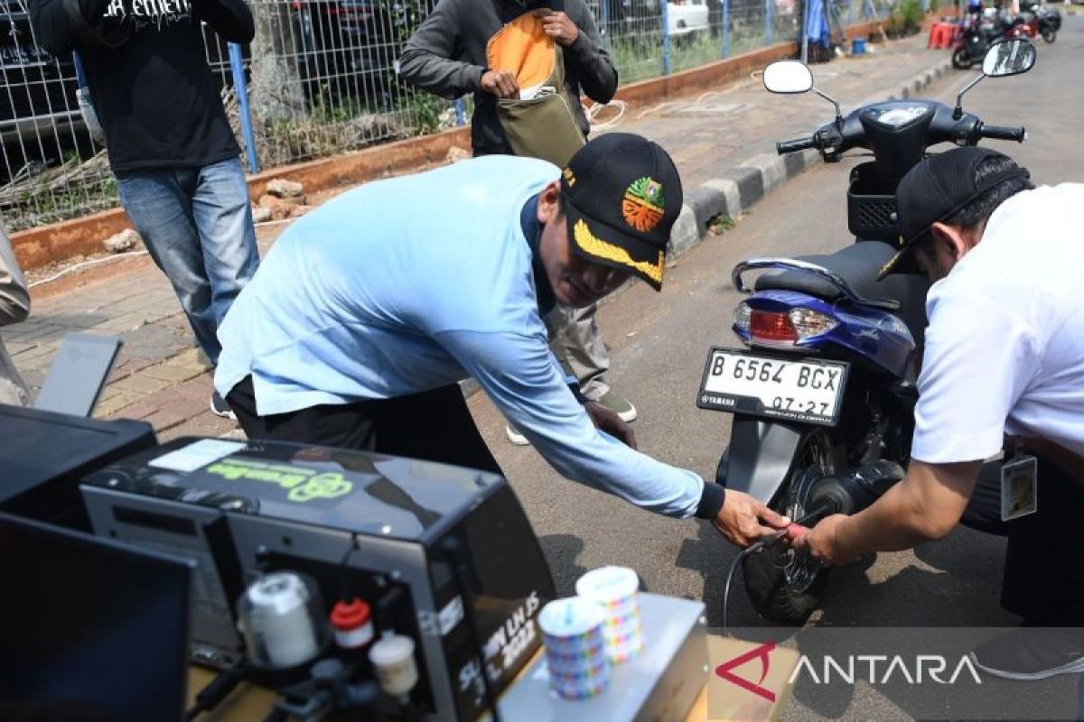 Uji Emisi Kendaraan Bermotor Di Jakarta - ANTARA News