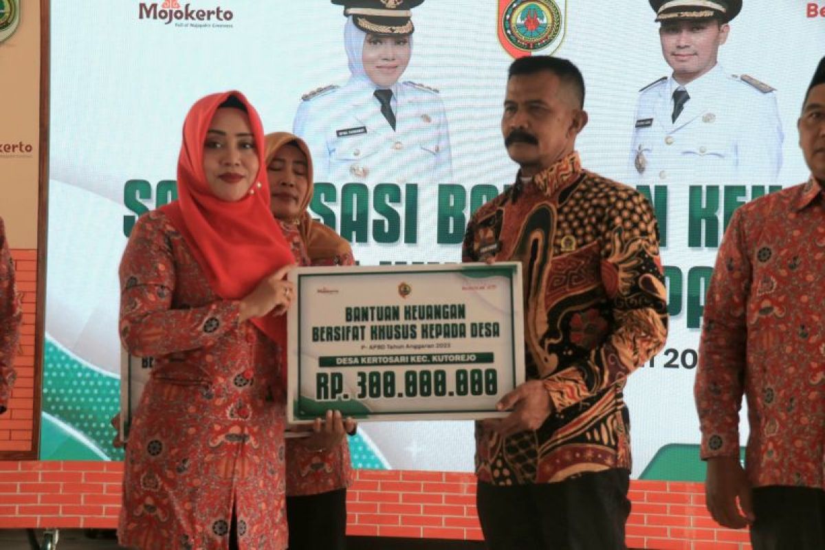 Pemkab Mojokerto serahkan BK khusus ke 165 desa