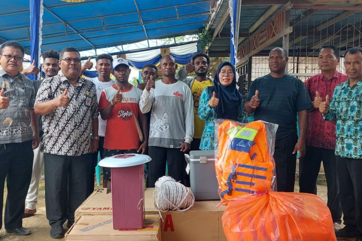 Pemkab Sorong beri bantuan alat tangkap ikan kepada nelayan