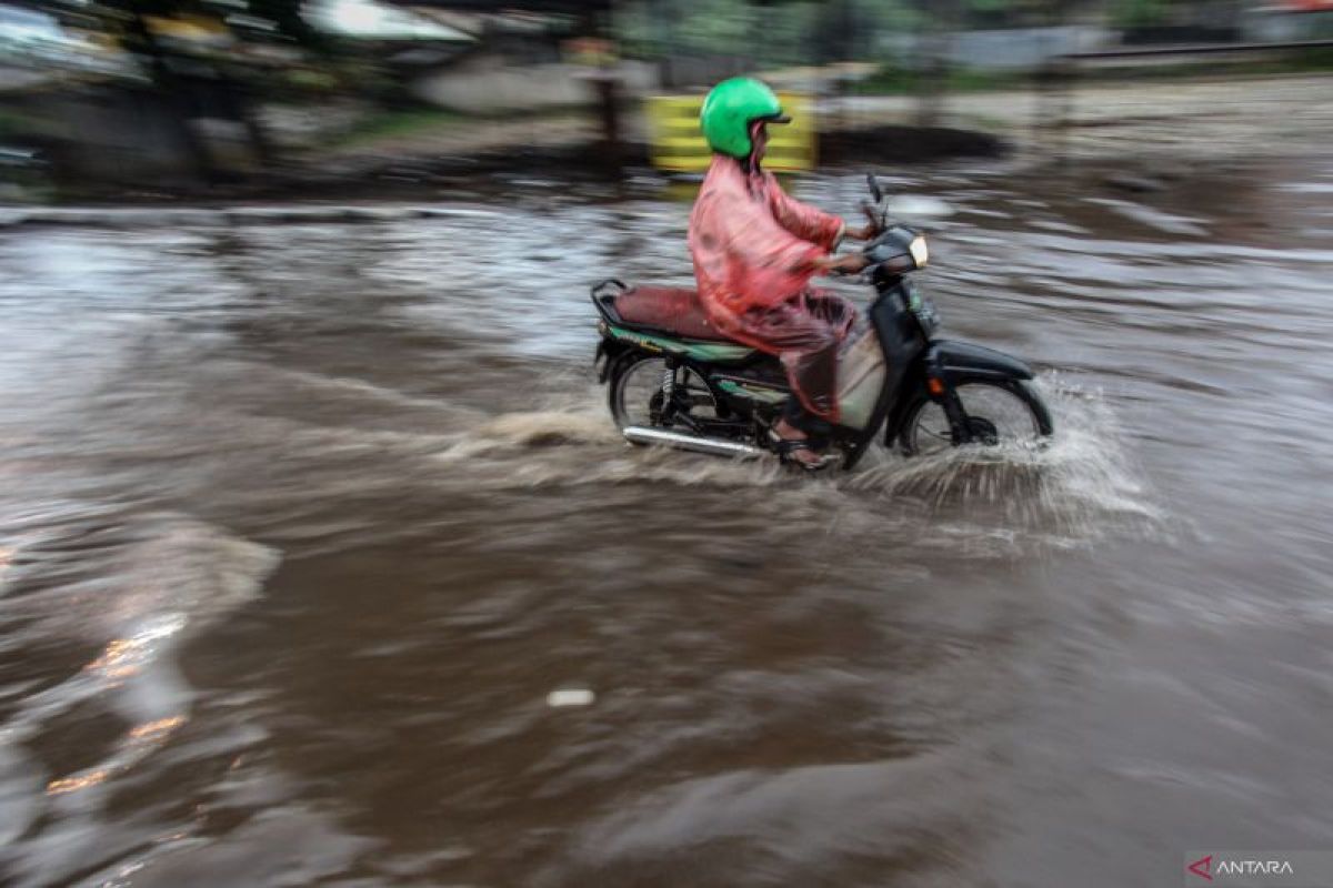BMKG: Potensi hujan merata di seluruh kota besar Indonesia