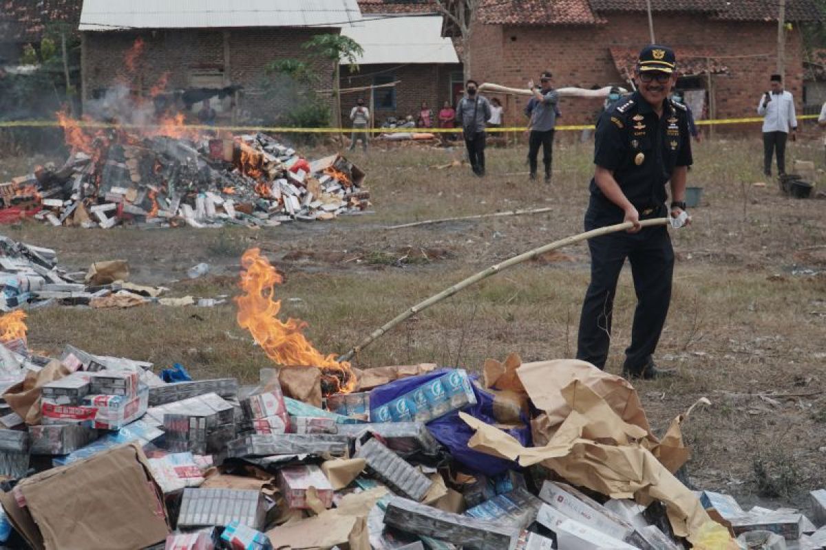 Bea Cukai Sumatera Bagian Barat musnahkan tujuh juta batang rokok ilegal