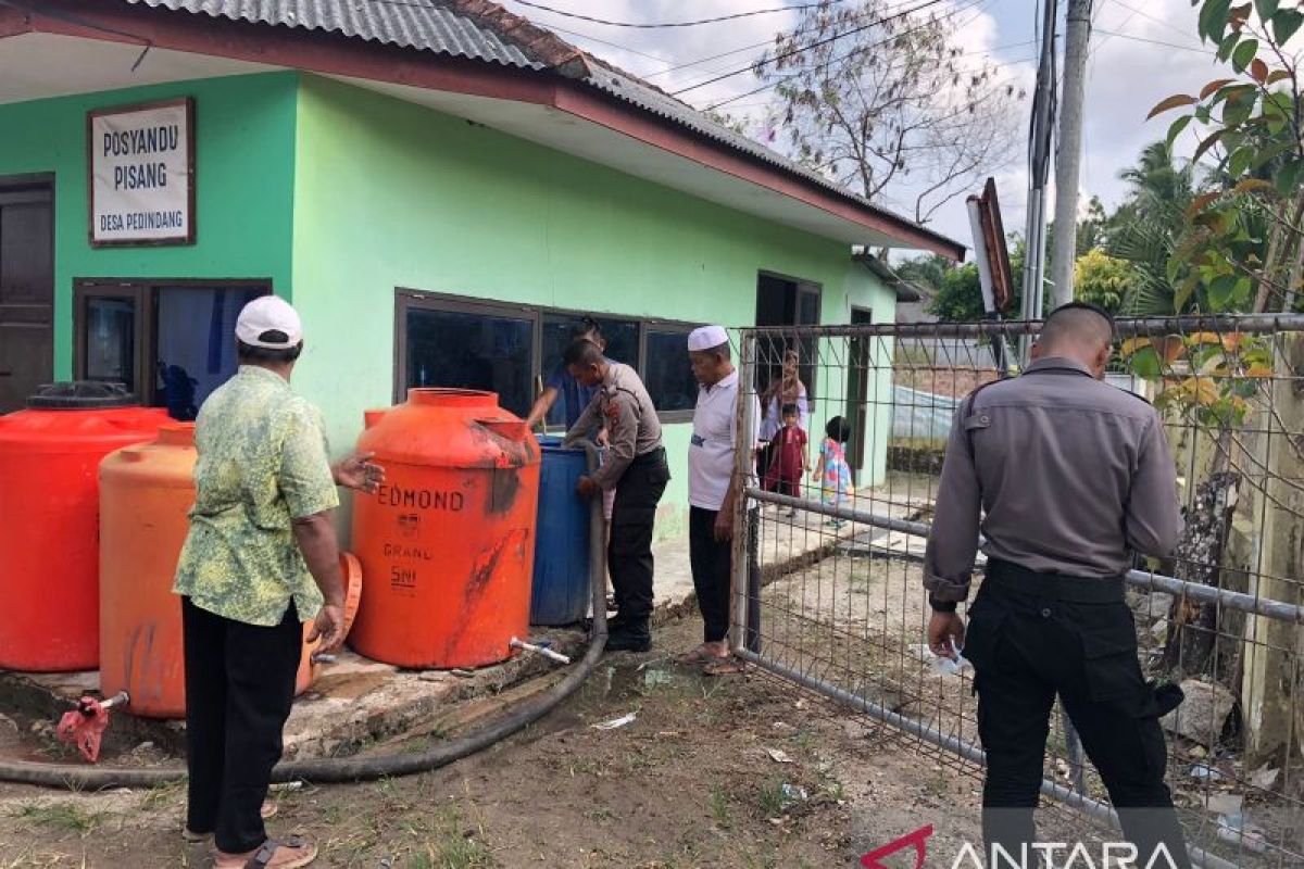 Direktorat Samapta Polda Babel kembali salurkan 4.000 liter air bersih ke masyarakat di Bangka Tengah