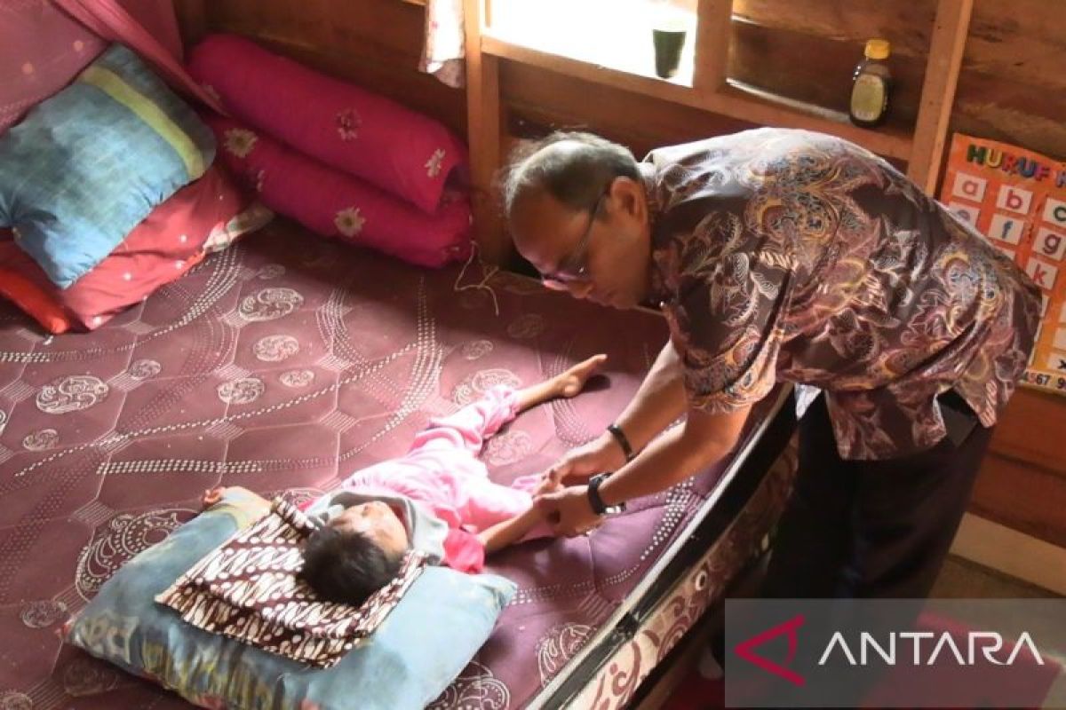 Pj Wali Kota Padangsidimpuan bantu bocah penderita  pengecilan otak