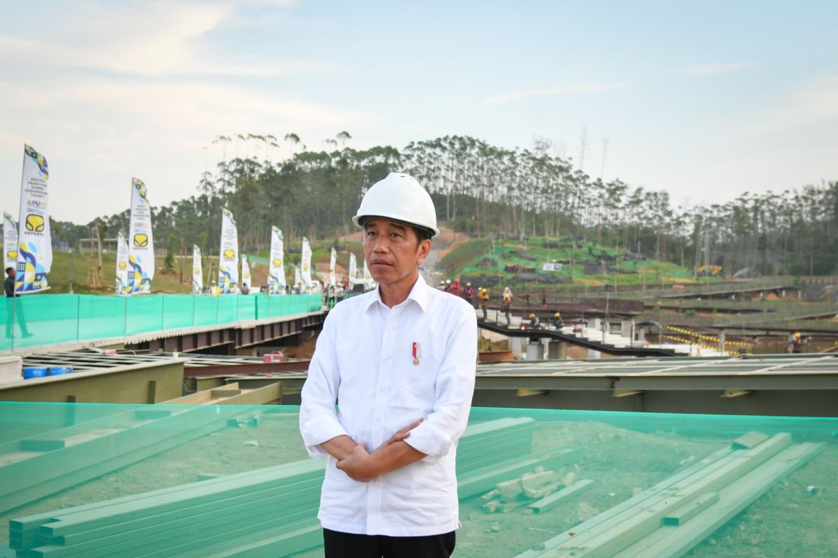 Jokowi meninjau pembangunan Sumbu Kebangsaan IKN Nusantara