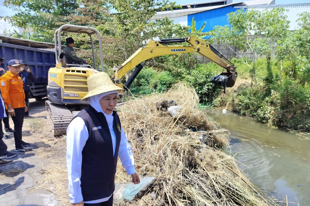 Gubernur Khofifah bersih-bersih sungai antipasi musim hujan dan banjir