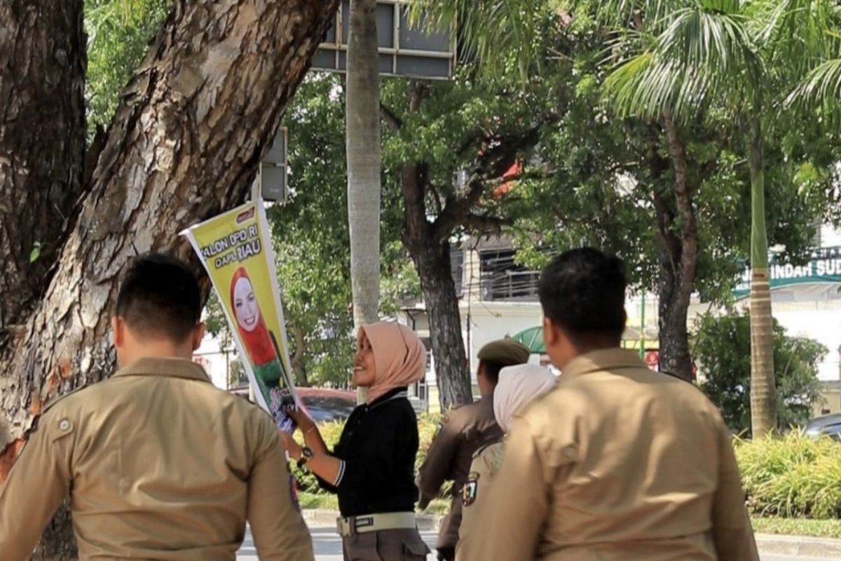 Tertibkan APK oknum caleg langgar aturan di Pekanbaru