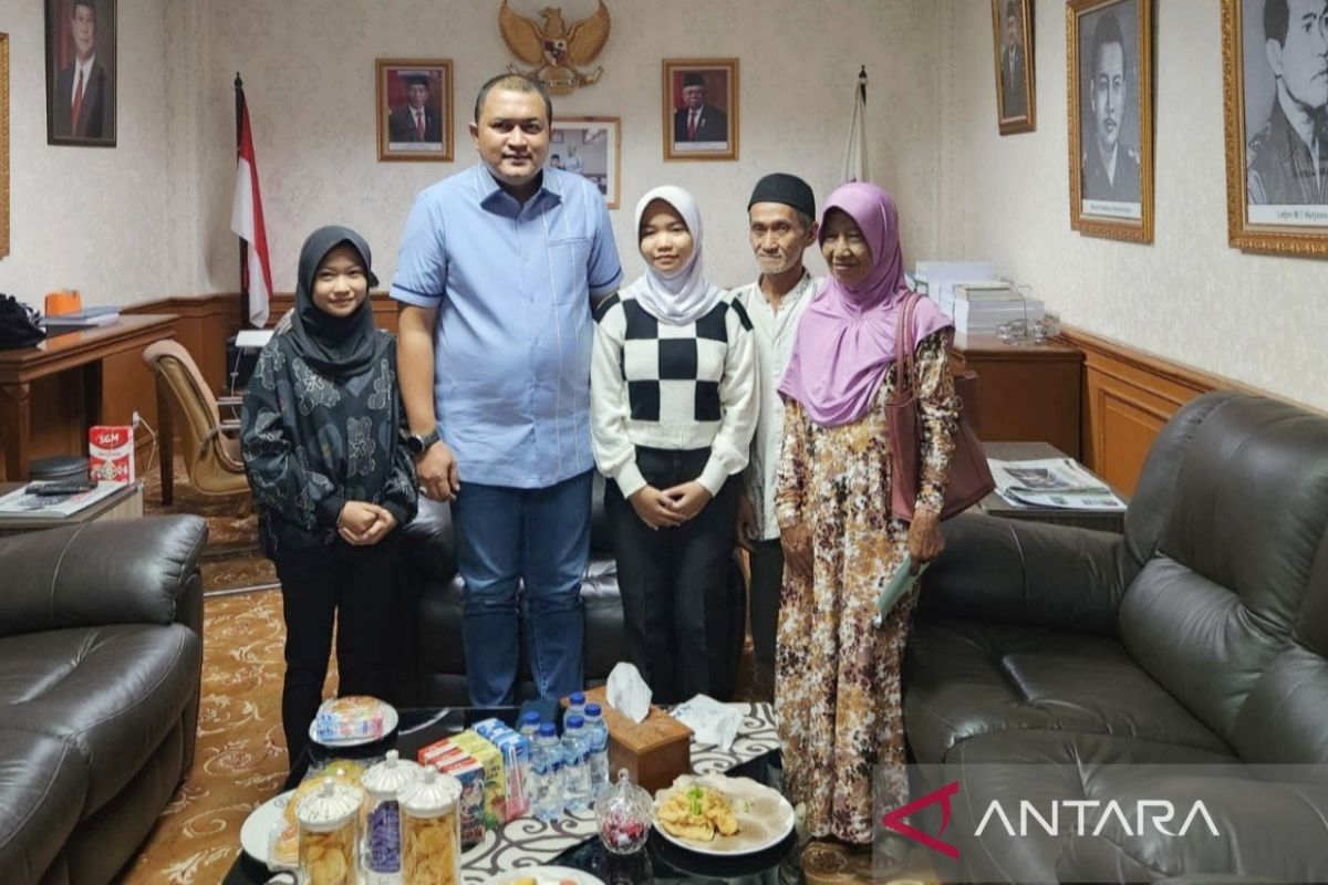 Ketua DPRD Bogor beri bantuan biaya pendidikan siswa alami putus sekolah