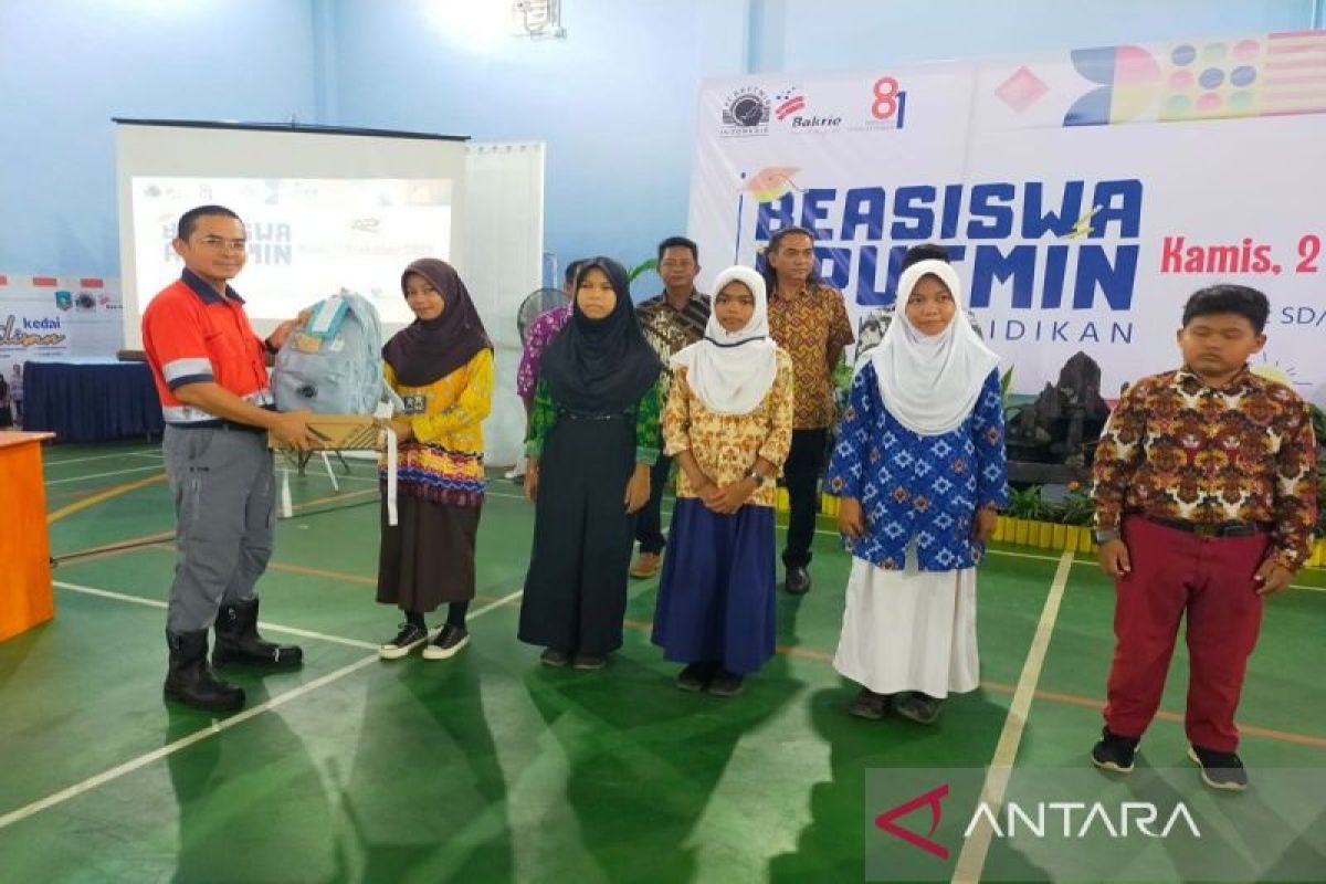 Peduli pendidikan Arutmin NPLC berikan 100 beasiswa