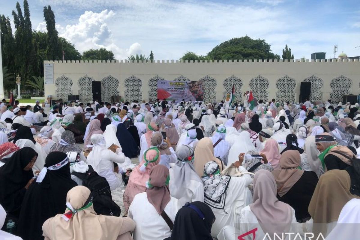 Peduli Palestina, Ribuan warga Aceh gelar doabersama di Masjid Raya Baiturrahman
