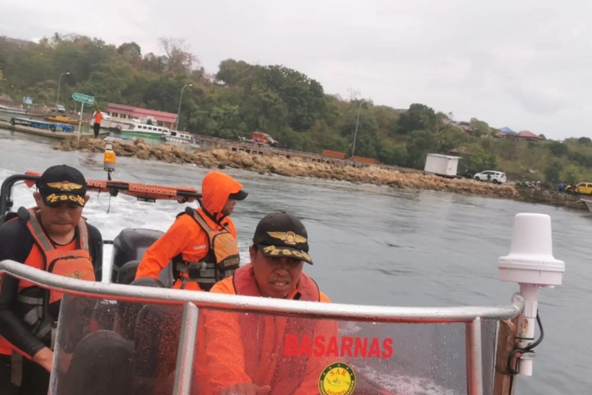 Tim SAR evakuasi orang lima penumpang kapal kecelakaan di sekitar perairan Pulau Maginti