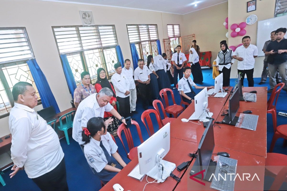 PLN Babel serahkan bantuan komputer ke SMP 1 Mentok