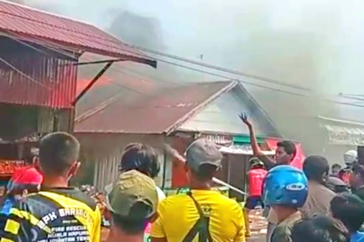 Dua rumah warga di Kapuas ludes terbakar