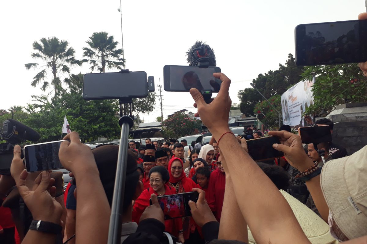 Megawati bareng Ganjar-Mahfud ziarah ke makam Bung Karno