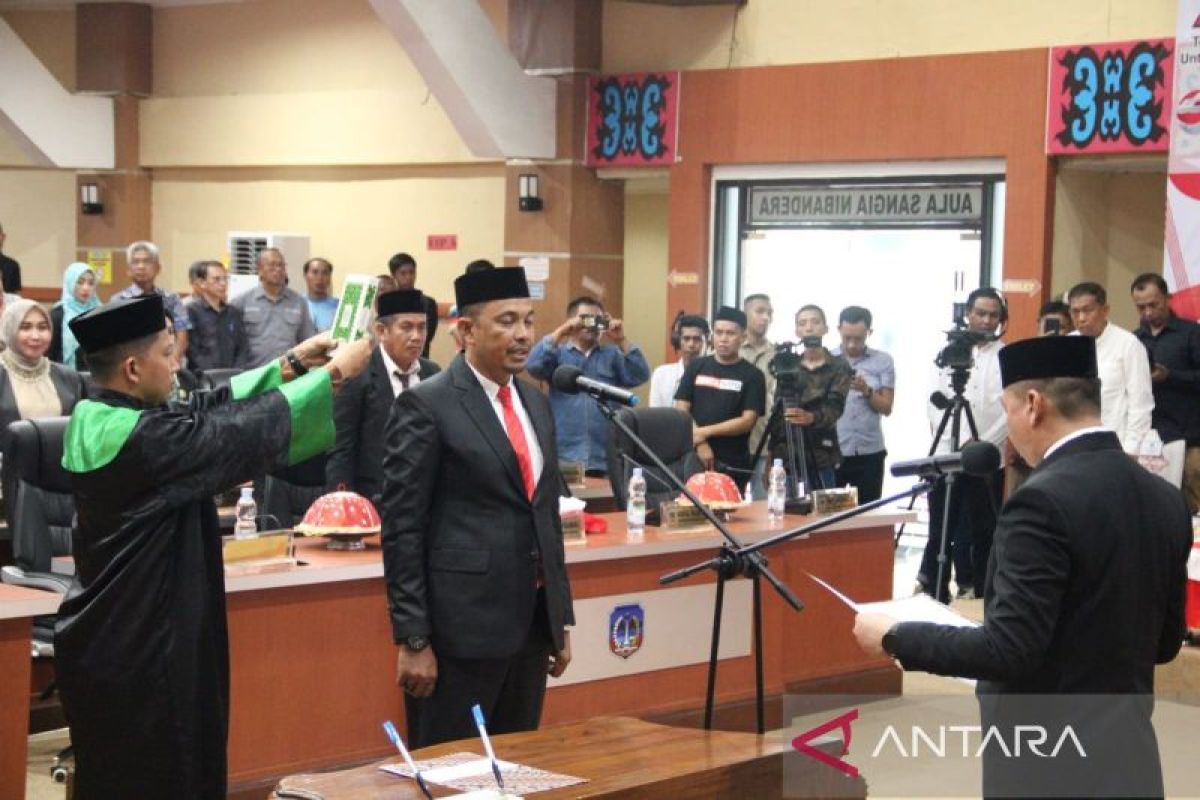 Ketua DPRD lantik anggota dewan pengganti antar waktu