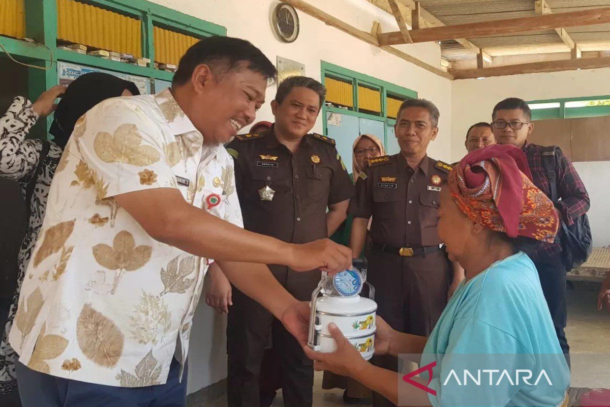 Pamekasan berikan bantuan makanan kepada 412 warga lansia