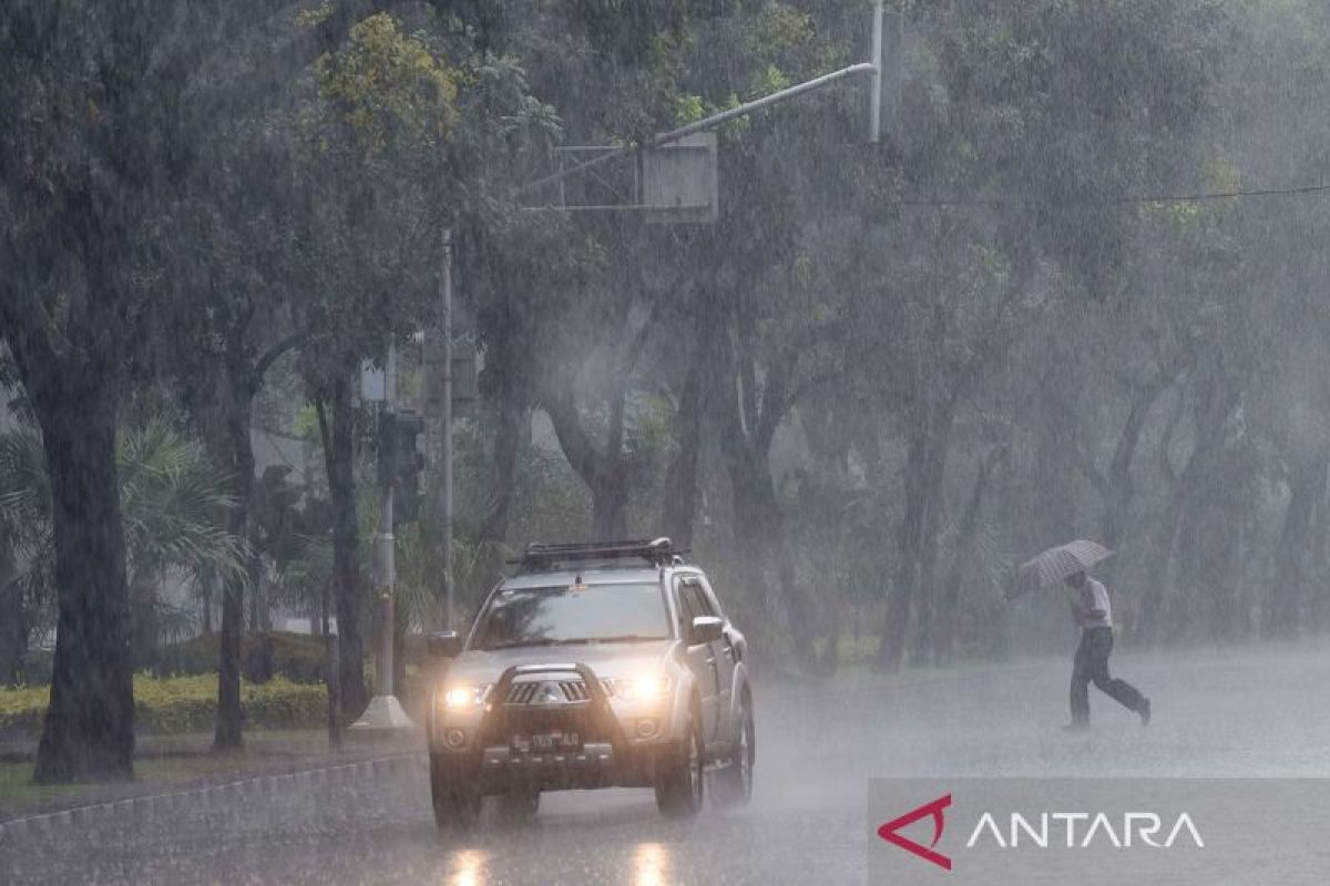 Hujan ringan hingga lebat disertai petir diperkirakan landa sejumlah kota besar di Indonesia