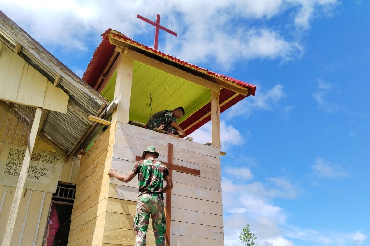 Satgas Yonif 125/SMB bangun menara lonceng gereja di Distrik Korowai