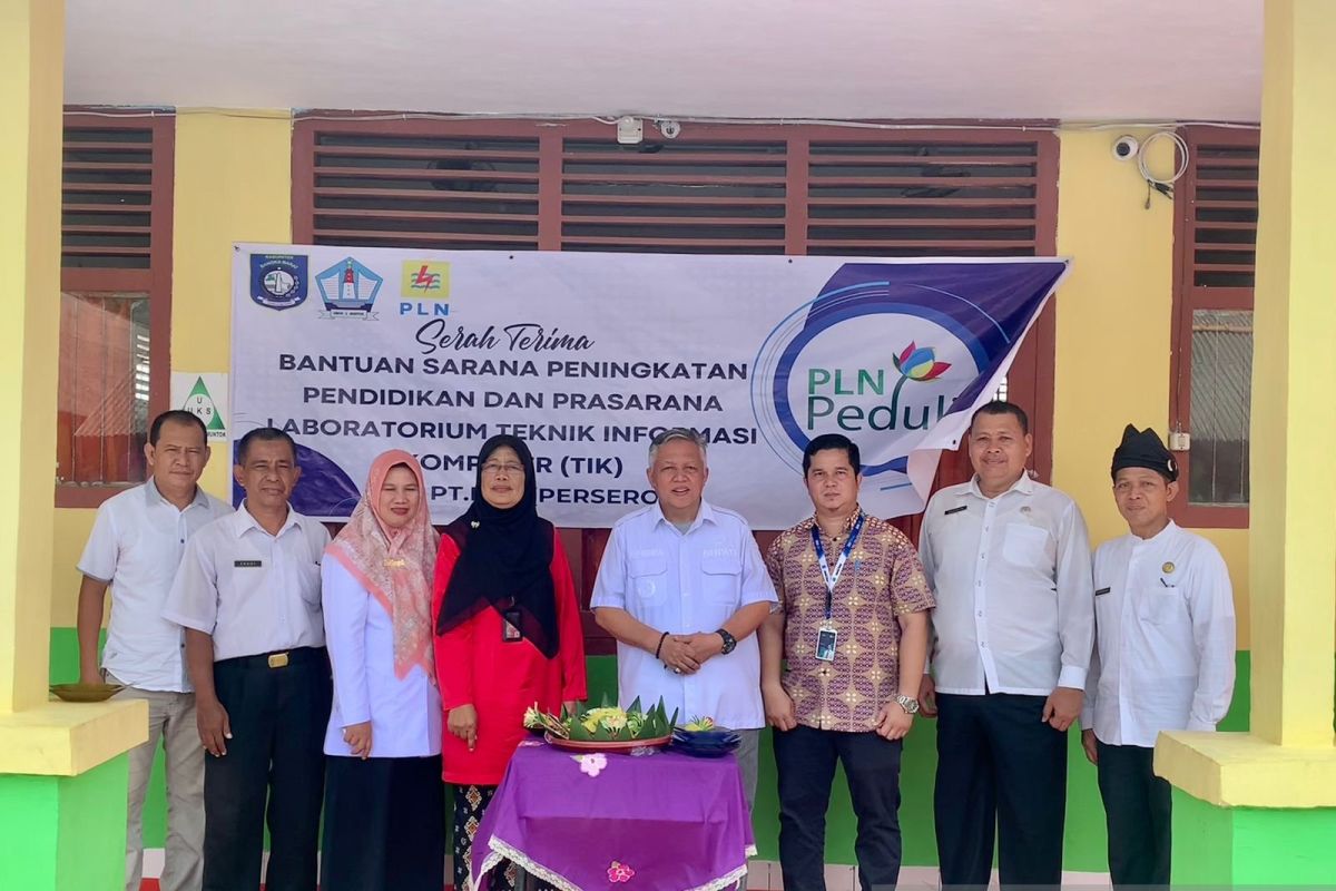 Dukung digitalisasi pendidikan, PLN salurkan bantuan TJSL komputer di sekolah