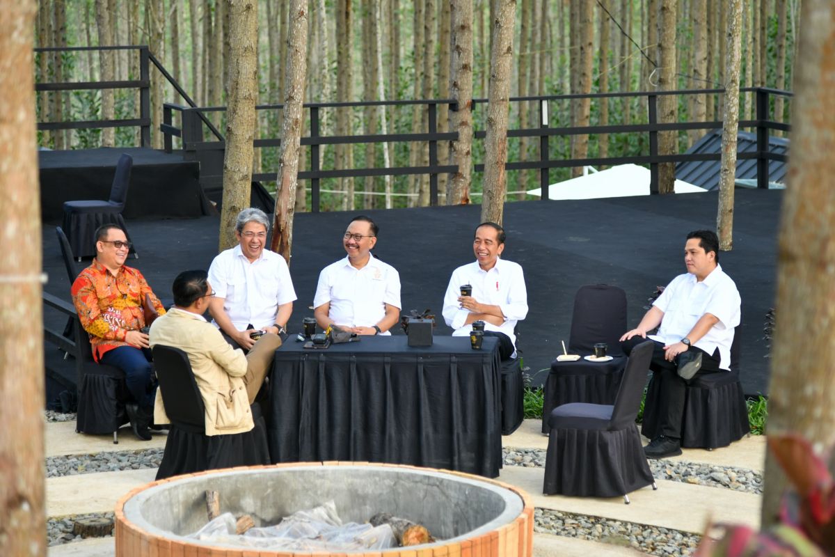 Presiden Jokowi dan para menteri ngobrol awali pagi ketiga di IKN Nusantara