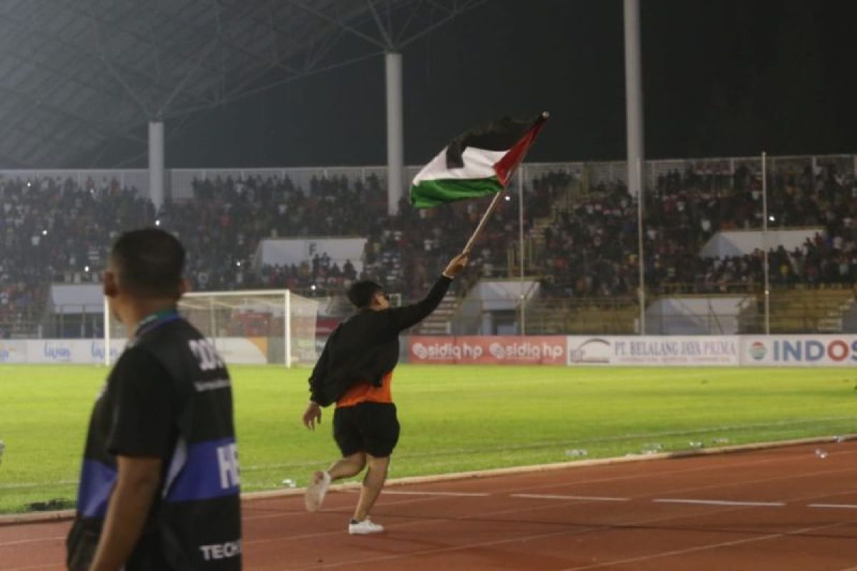 PSSI beri sanksi Persiraja karena suporter kibarkan bendera Palestina