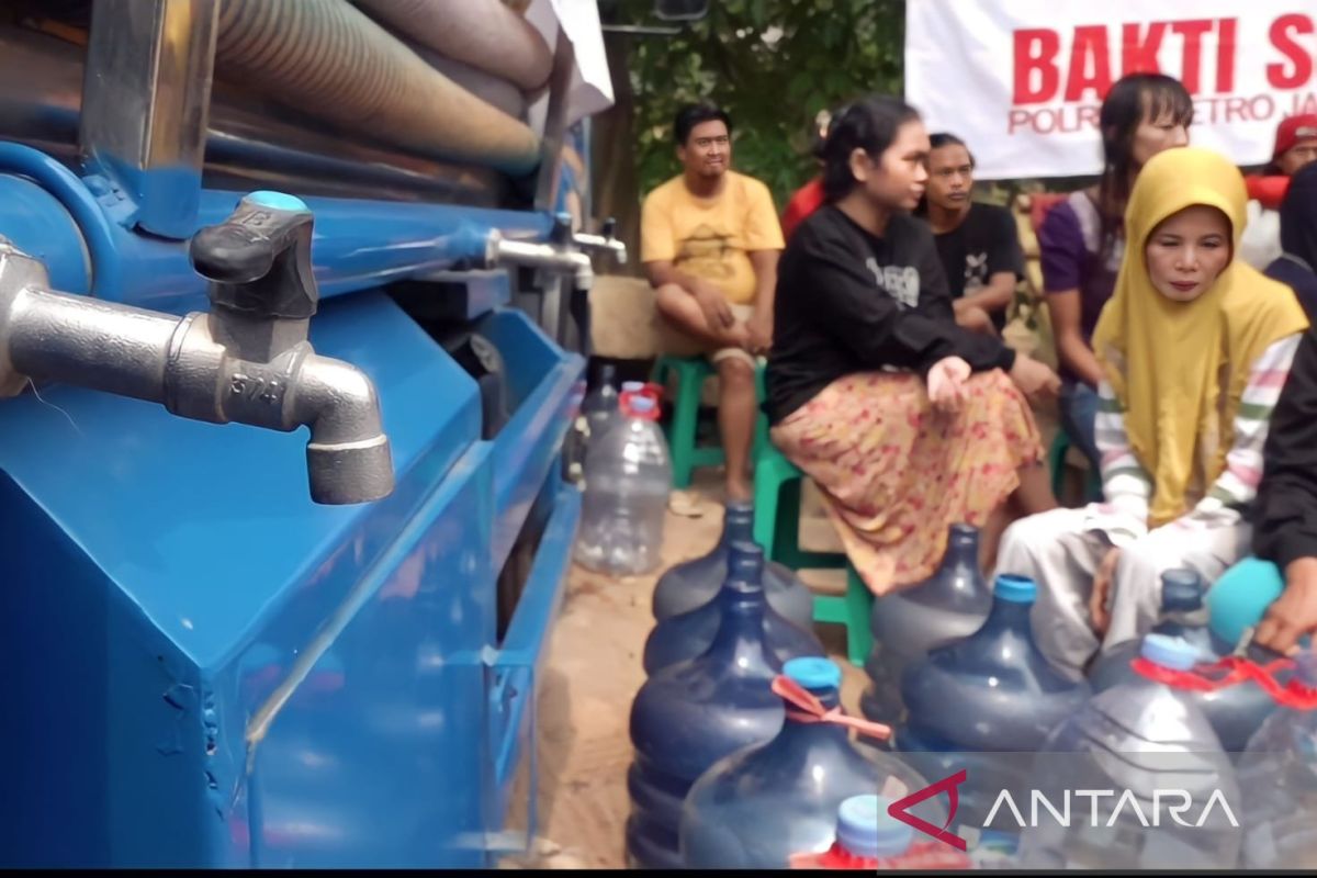 Polisi salurkan air bersih bagi warga Kampung Pemulung di Jaktim