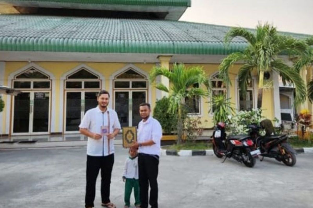 Panji Soeharto serahkan AlQur'an ke Masjid YAMP Se-Kupang