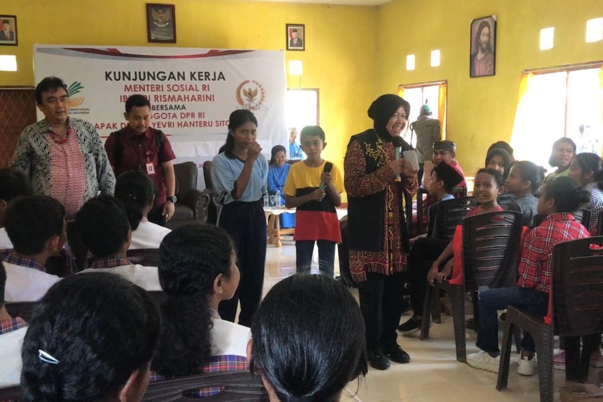 Mensos Risma beri bantuan permakanan anak-anak PMI di Nunukan