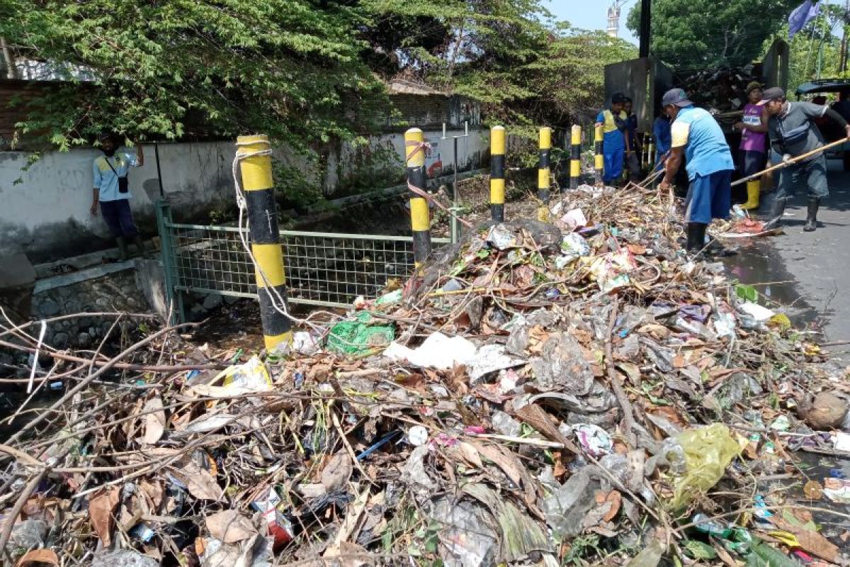 PUPR Mataram menerapkan sistem penyekat sampah di saluran air