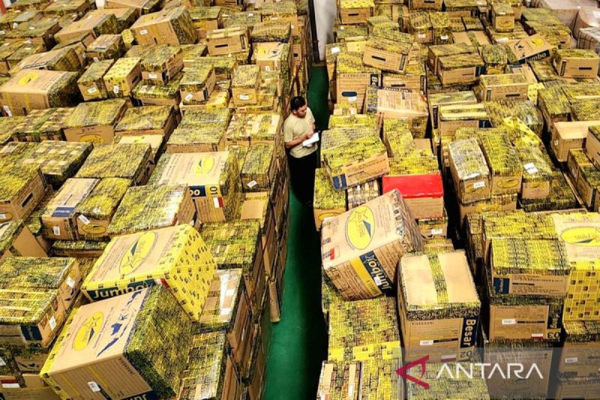 Puluhan kontainer barang kiriman PMI tertahan di pabean Semarang