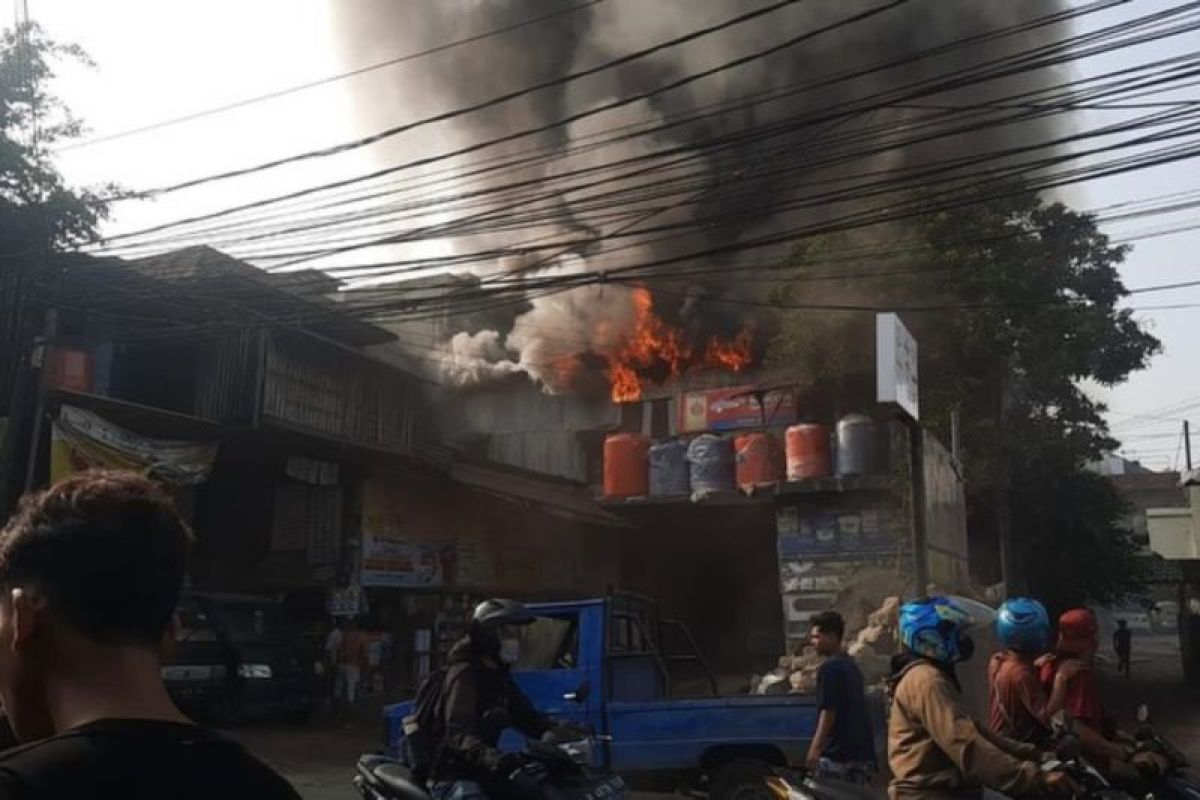 Gulkarmat kirim 70 personel atasi kebakaran toko bangunan di Cilandak