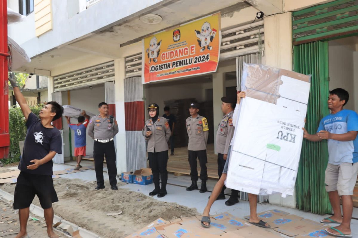 KPU Lombok Tengah menerima logistik kotak suara Pemilu 2024