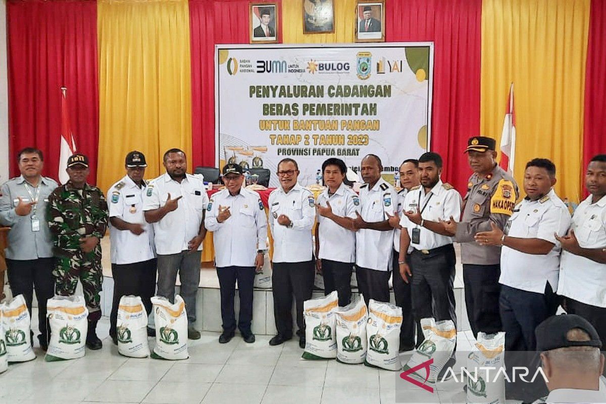 Pemerintah salurkan bantuan beras 24.540 kilogram di Teluk Wondama