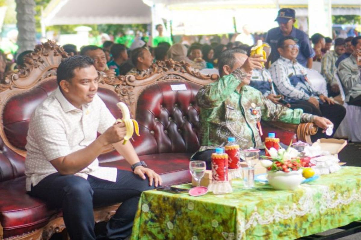 Foto - Waket DPRD Banjarbaru makan buah bersama di Hari Pangan Sedunia