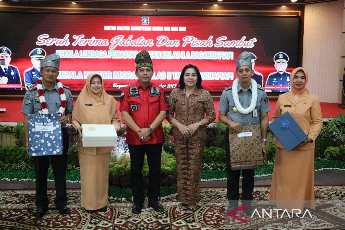 Kakanwil Kemenkumham Riau saksikan serah terima jabatan dua kepala UPT di Bagansiapiapi